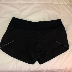 Black LULULEMON run times short 🍋